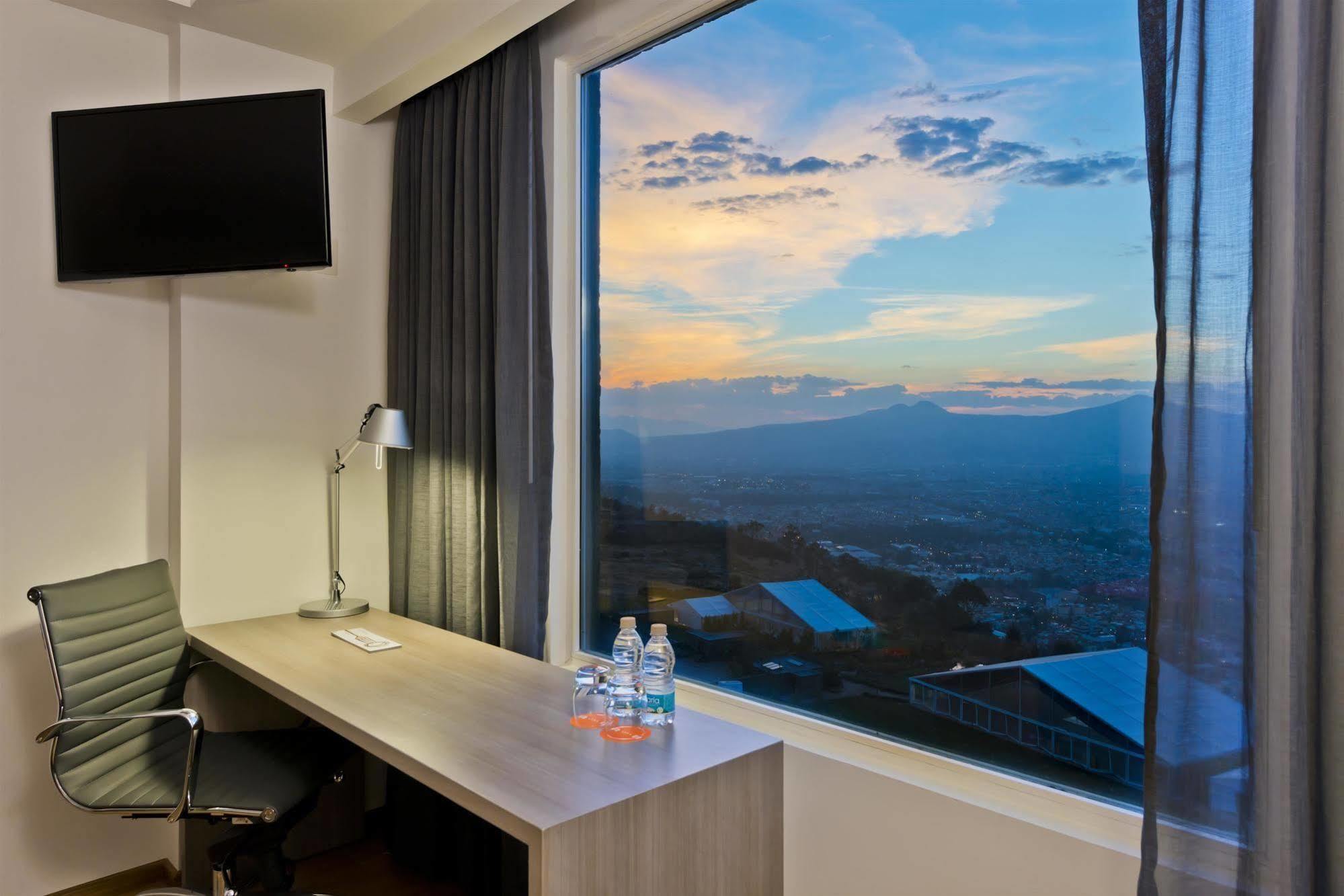 Fiesta Inn Morelia Altozano Экстерьер фото